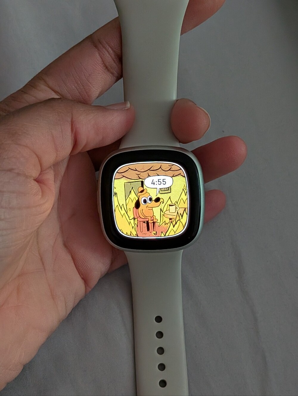 Fitbit Versa 4. Colour Eggshell.